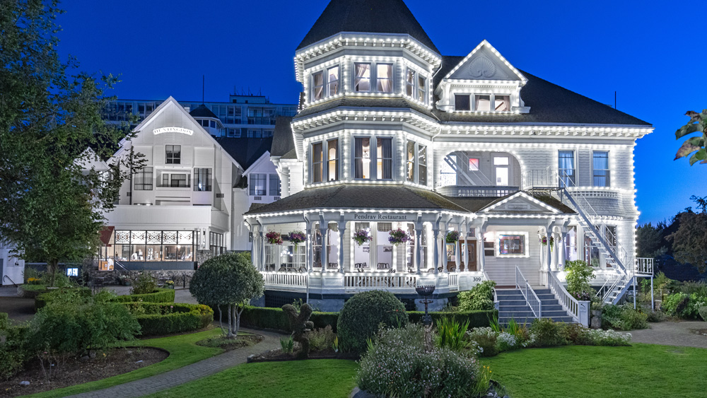 Pendray Inn and Tea House in the evening